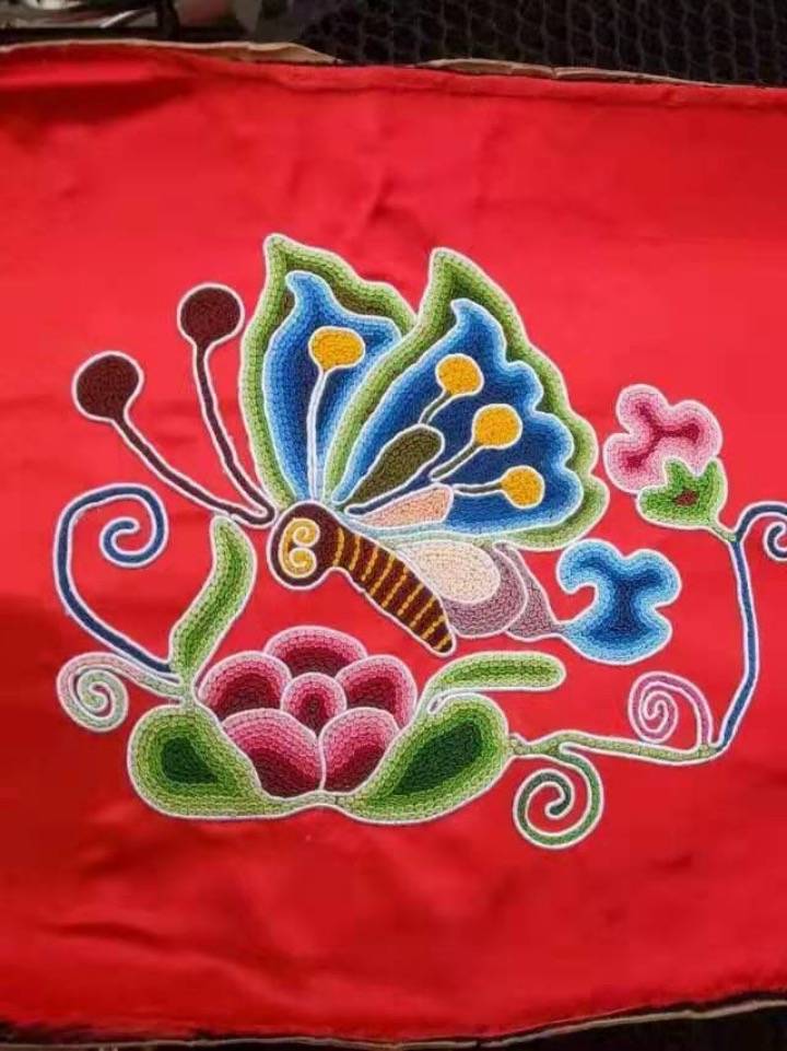 苗绣于2006年被列入第一批国家级非物质文化遗产名录,是苗族历史文化