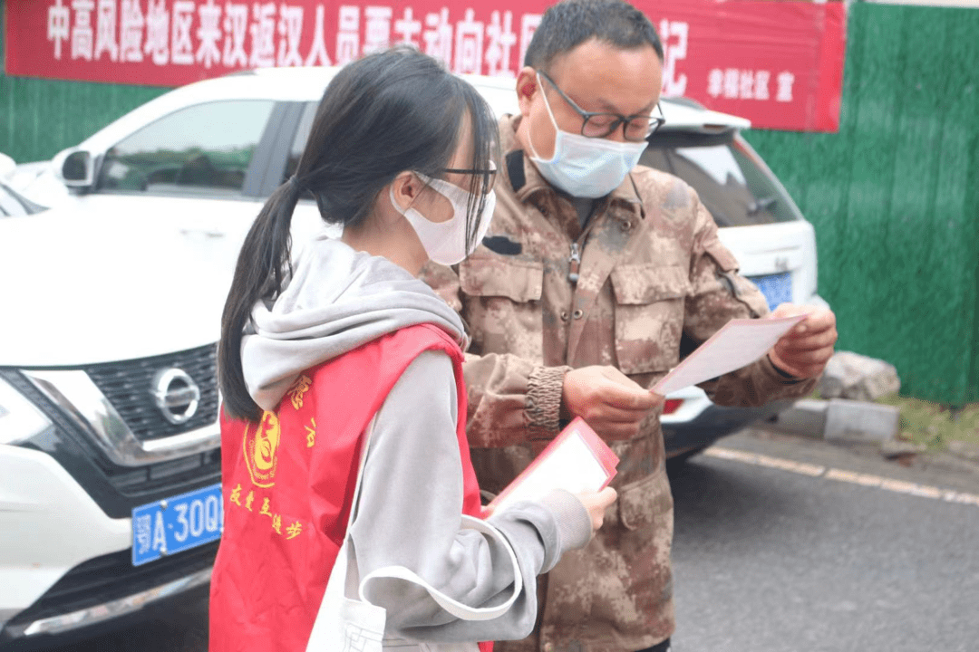 第一组志愿者化身氛围组,走上街道,走进网格,向居民派发敬老倡议书