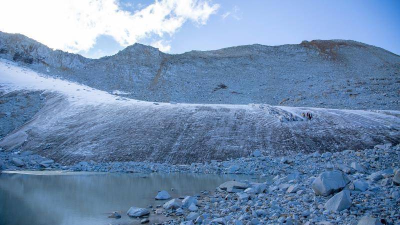 达古冰川“盖被子”一年 减缓冰川消融厚度1.5米