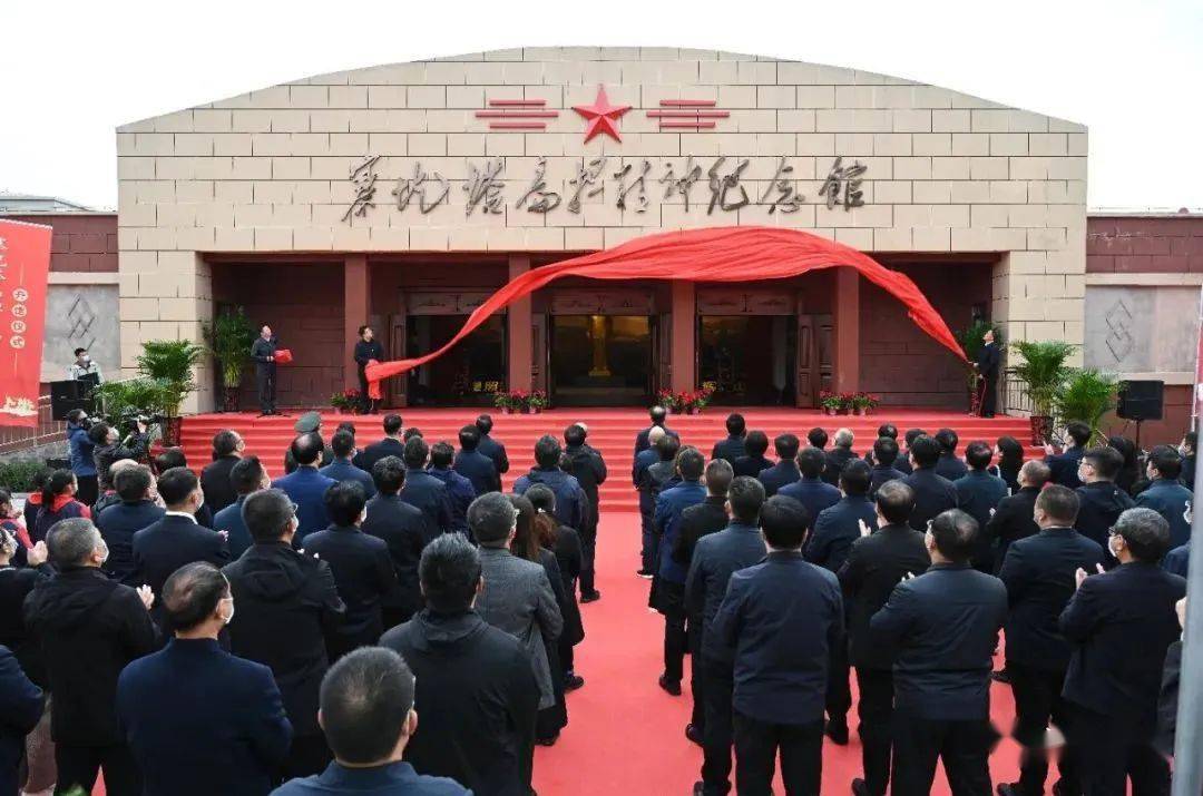 浮山县委副书记,政府县长王兴介绍了寨圪塔扁担精神纪念馆项目情况.