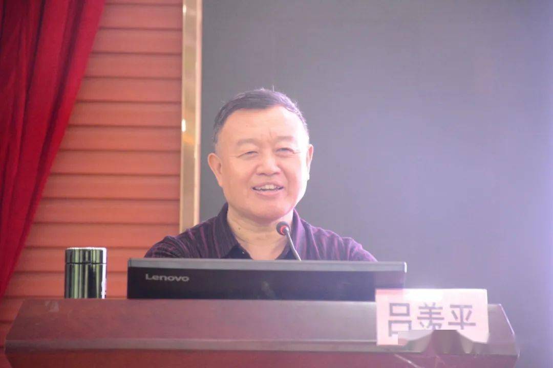 讲座开始,吕校长介绍了忻州一中近几年的高考成绩,用事实告诉我们
