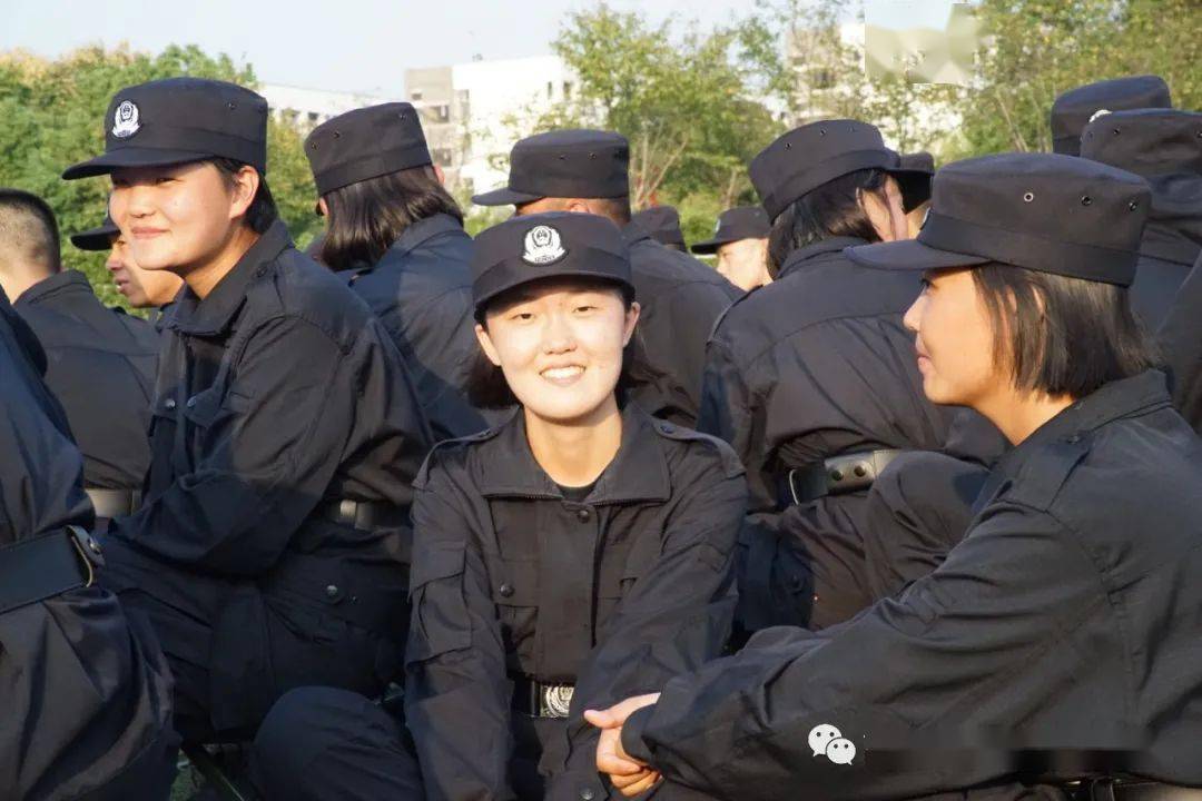警校女新生亮相