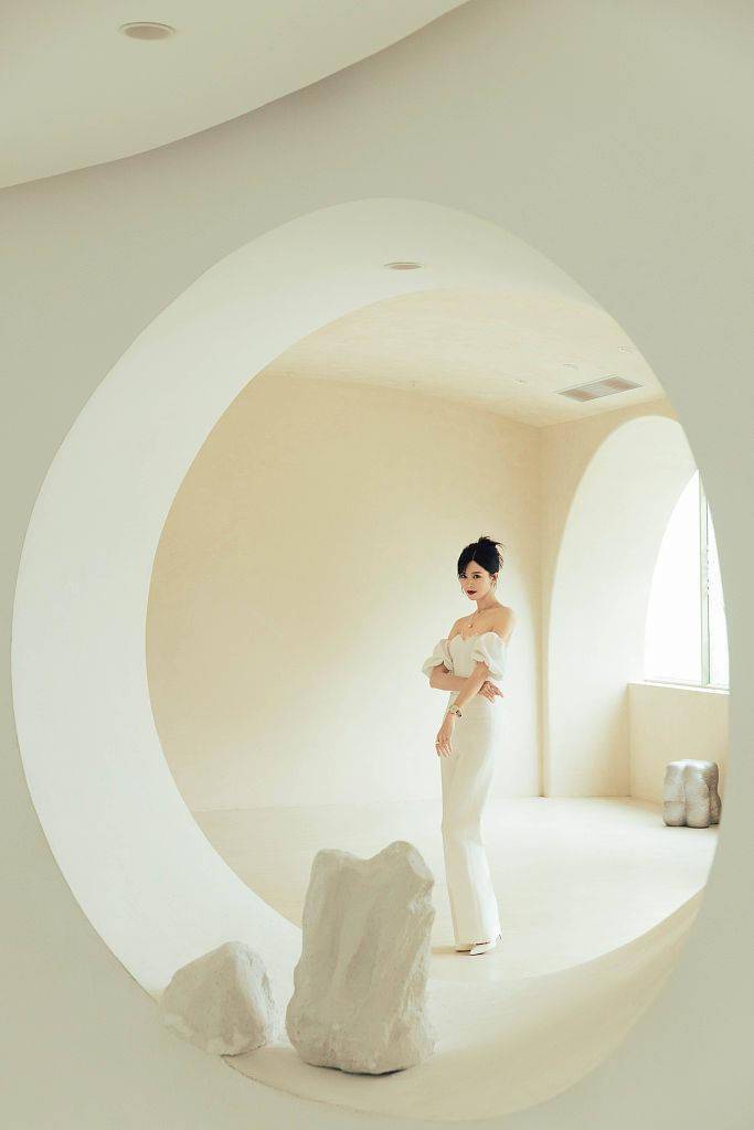 好身材 文咏珊露肩礼服秀精致锁骨 高盘发红唇惹眼氛围感满满