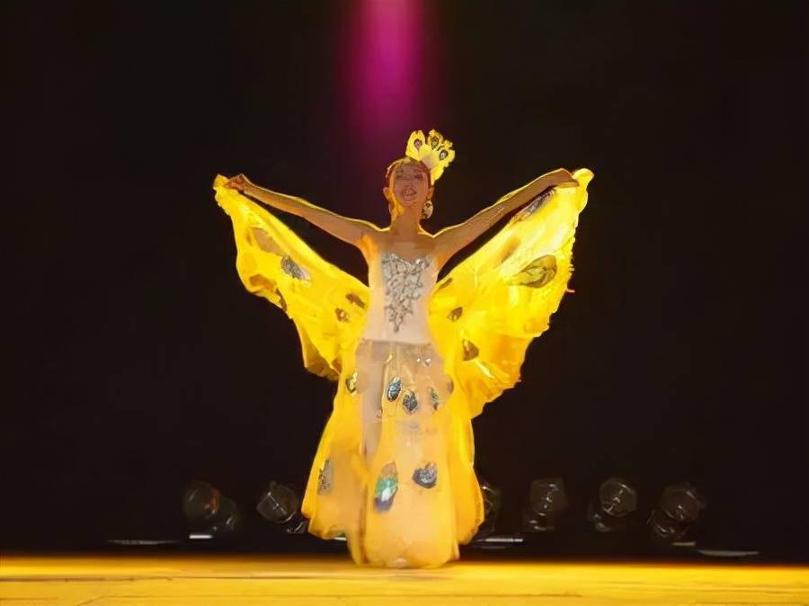 这支舞蹈有700多个拍子,对于只能靠地板振动来踩点的邰丽华而言,无疑