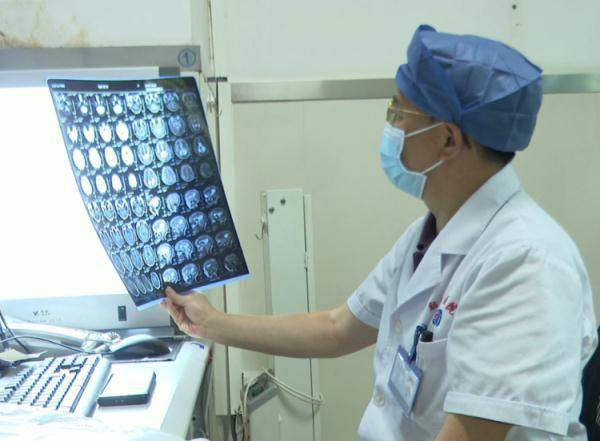 腊肠|阿姨腰痛十来年，体内竟长出一条“广式腊肠”险截瘫！医生紧急提醒