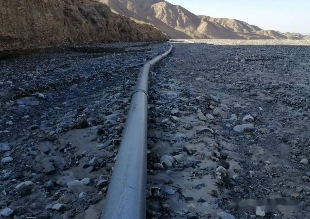 实干为民显担当——阿克旗乡组织乡村两级干部对青石沟涝池进行蓄水