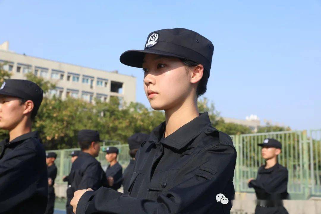 军训,是迈入合格预备警察行列的必经之路,对于选择了警色年华的女生们