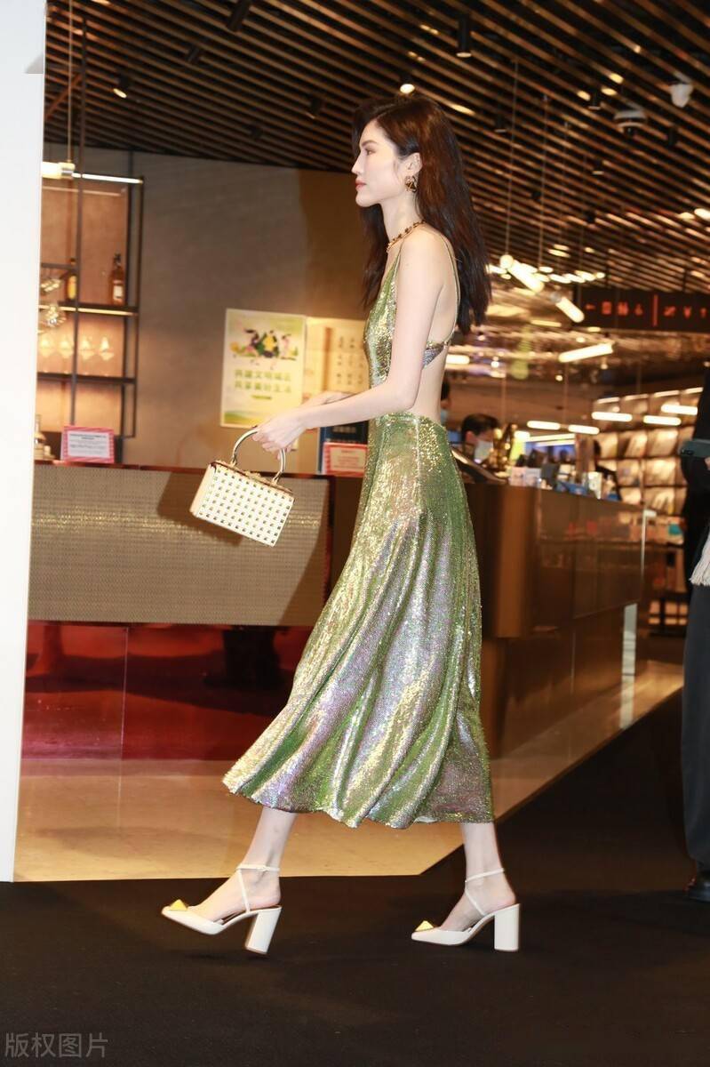 何穗身着亮片露背礼服现身活动优雅知性美艳动人
