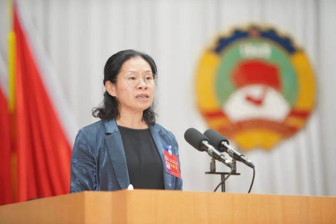 受政协第十届罗定市委员会常务委员会委托,张娟向大会作题为《凝心