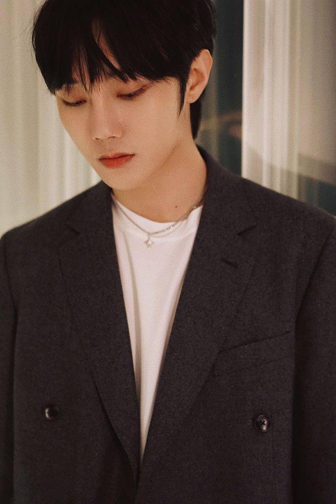 刘也朦胧大片诠释独特冷御格调光影镜面中更显神秘气息