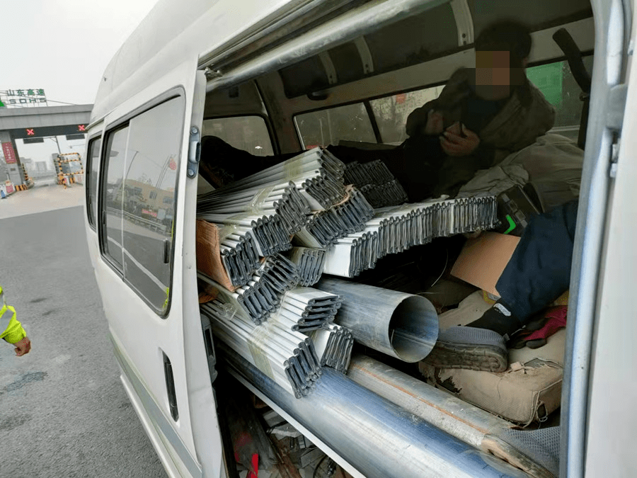 拉人又载货,客车?货车?莘县高速交警查获一起人货混装的交通违法行为!