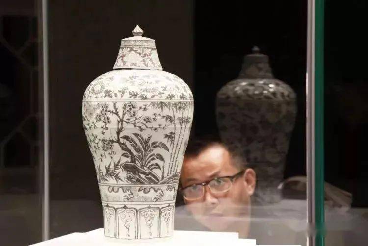 全世界唯一!国宝级文物洪武釉里红梅瓶亮相南京博物院