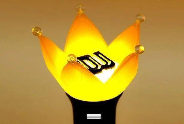 最新yg旗下店铺the samee推出bigbang皇冠灯便携式充电器