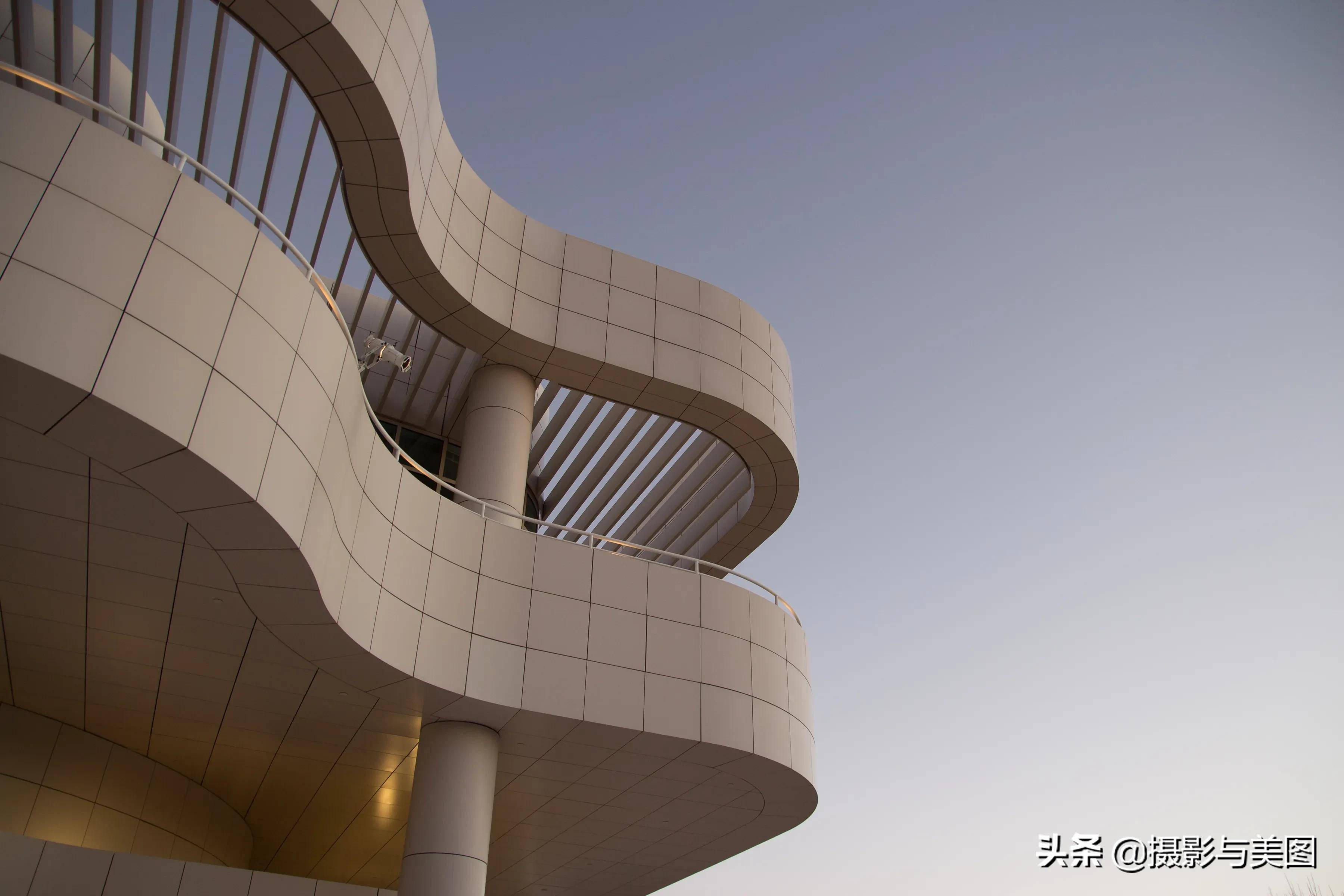 我们需要找到合适的构图来突出主题,好的构图能够增加照片的观赏性,而