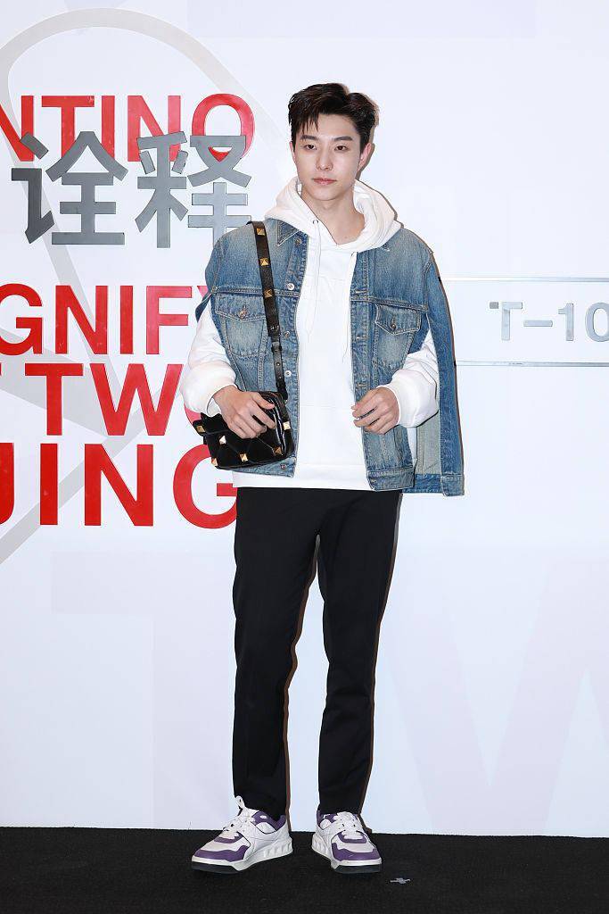 周兴哲 孙俪复古礼服露香肩、关晓彤短裙秀腿 张艺兴温柔帅气