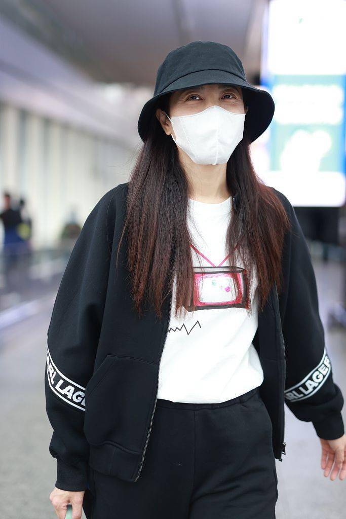 黑色 曾黎穿白色T恤黑色字母外套+阔腿裤 低调简约