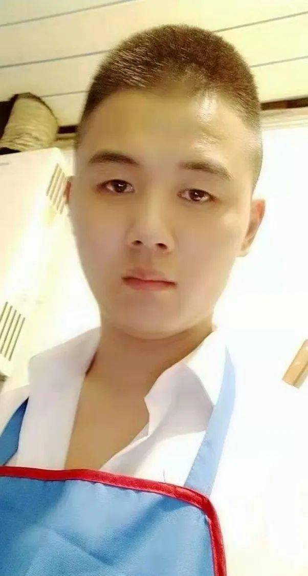 雨夜跑车突遇拦路求助,90后"的哥"跳江救起一落水女子_李伟