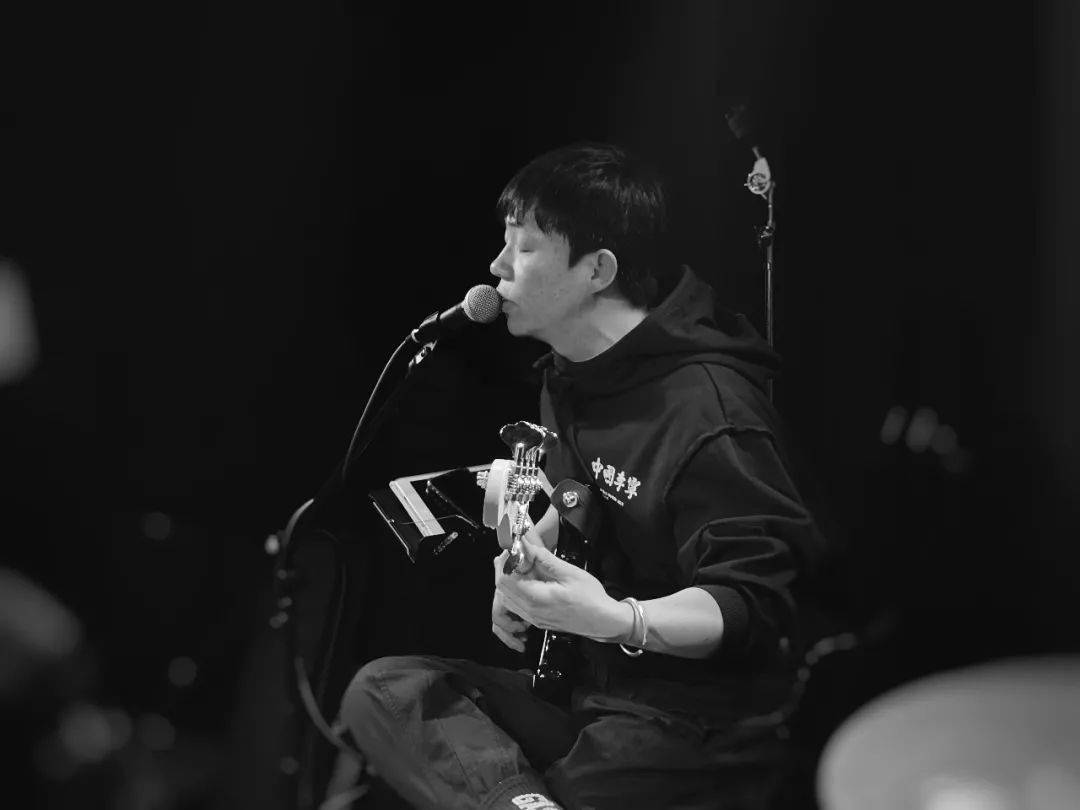 阔别两年,他带着原创音乐重回现场_小海