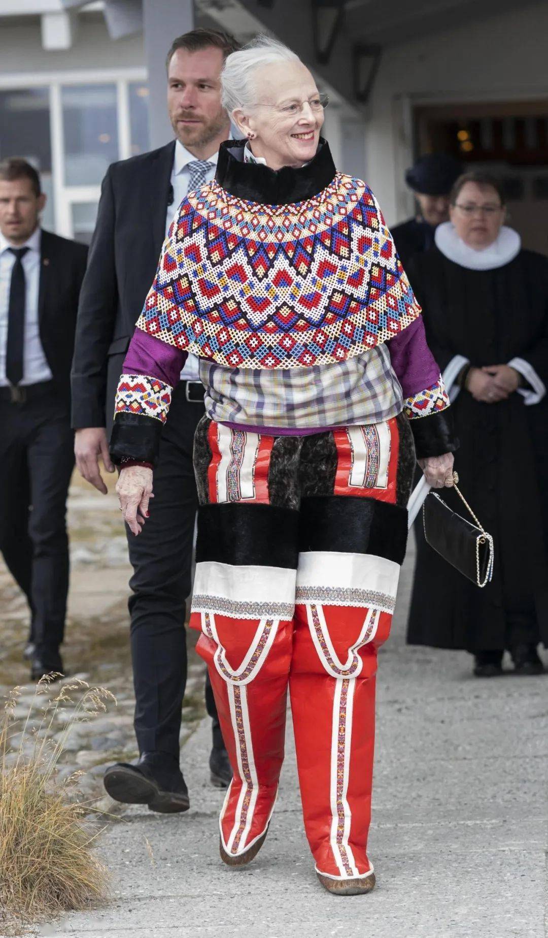 81岁的丹麦女王玛格丽特,身穿传统服装出访格林兰岛;the mega agency