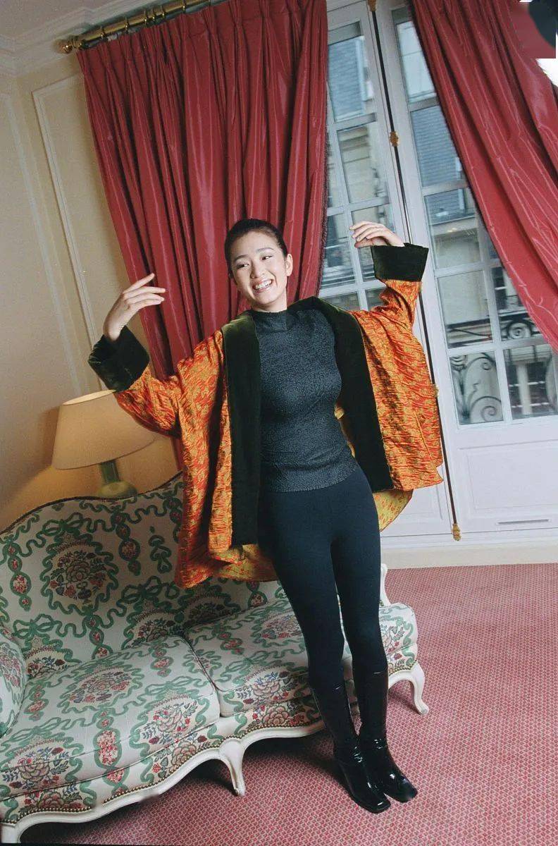 巩俐跟粉丝路边合照穿羽绒服配紧身裤55岁这腿比年轻人还细长