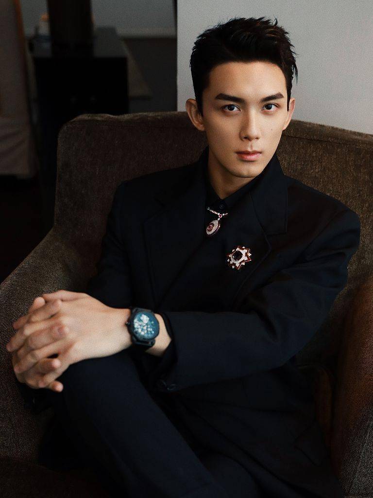 吴磊黑色西装造型绅士不失少年感 搭配胸针腕表贵气十足