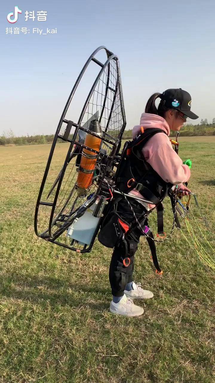 美女飞行员动力伞准备起飞美女太厉害了