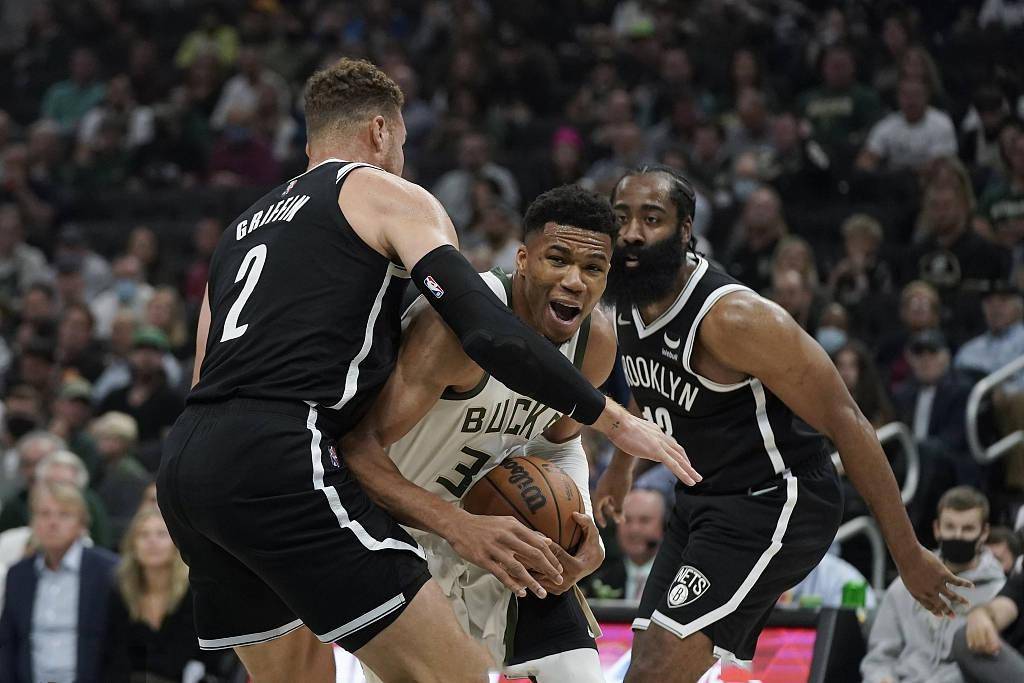 雄鹿对篮网4连胜最大克星!字母逼近第一人,哈登提前5分钟雪藏