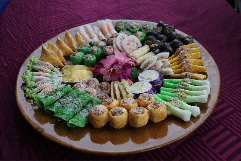 桂林特色美食之一, 其用十八种不同的原料作为酿壳, 以肉,蛋,豆腐等作