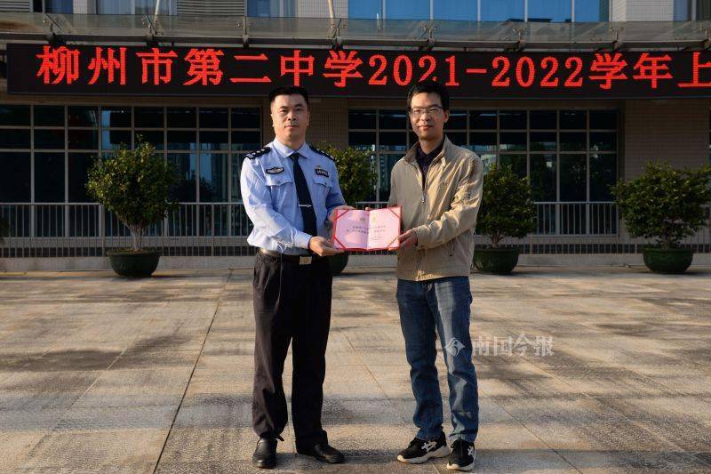 柳州二中开了场直播,学生们全都看了