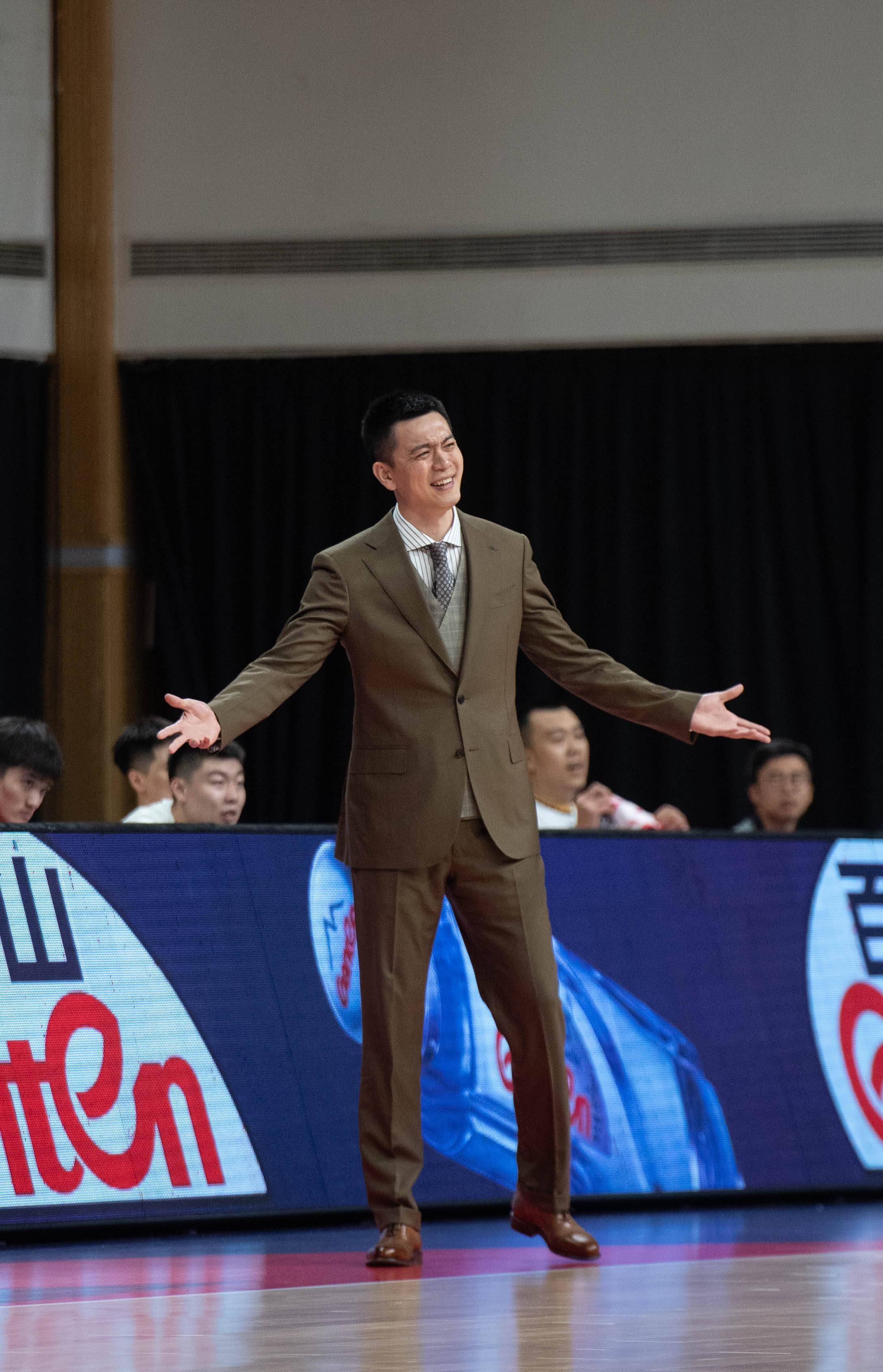 10月21日,辽宁本钢队主教练杨鸣在场边观赛