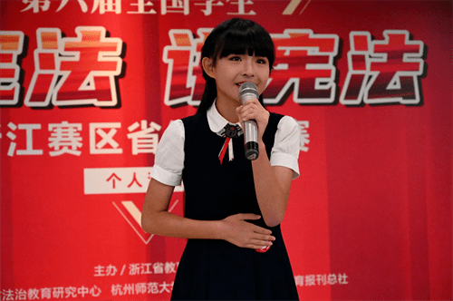 来自永嘉县东方外国语学校的周一心和永嘉县罗浮中学的谢越戎在演讲