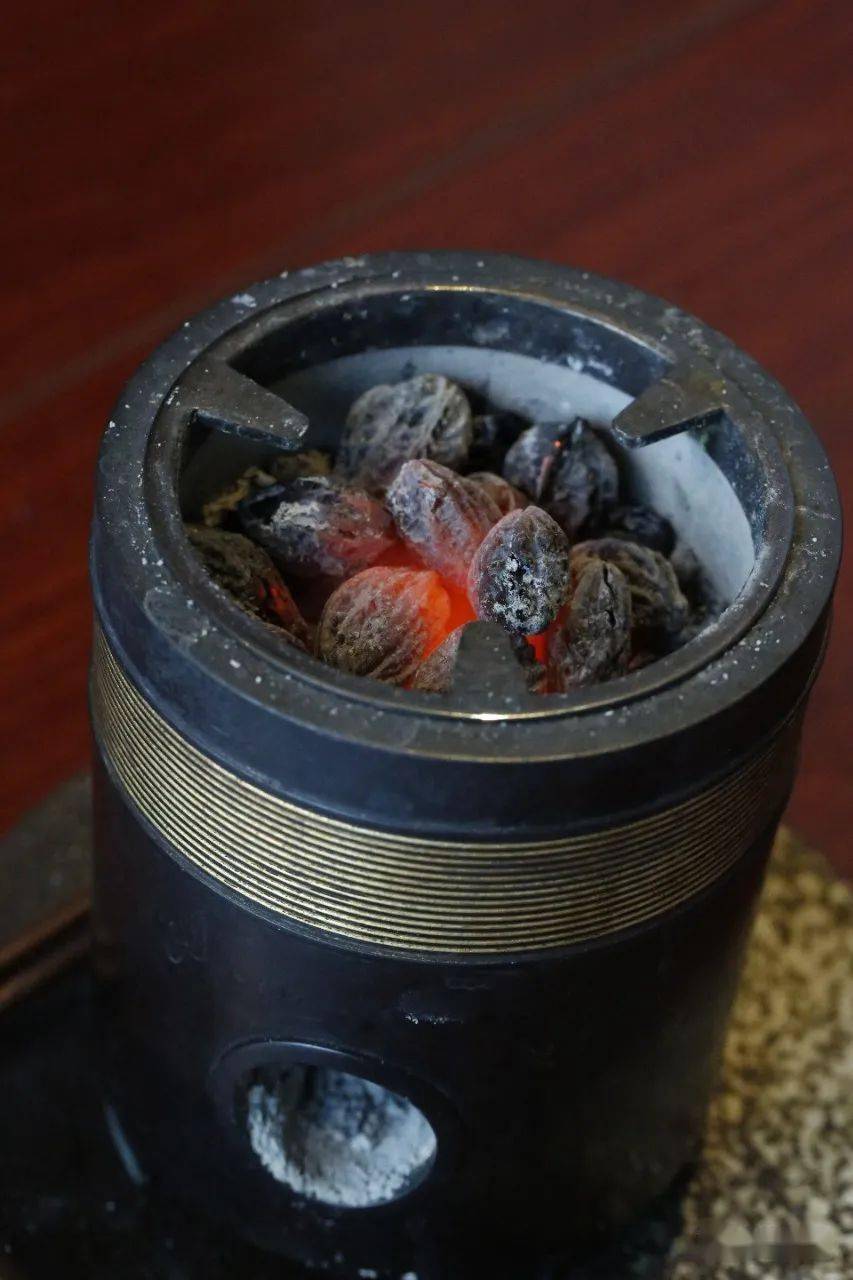 无烟不炸整颗核桃炭好茶还需活火烹碳火煮茶茶更香
