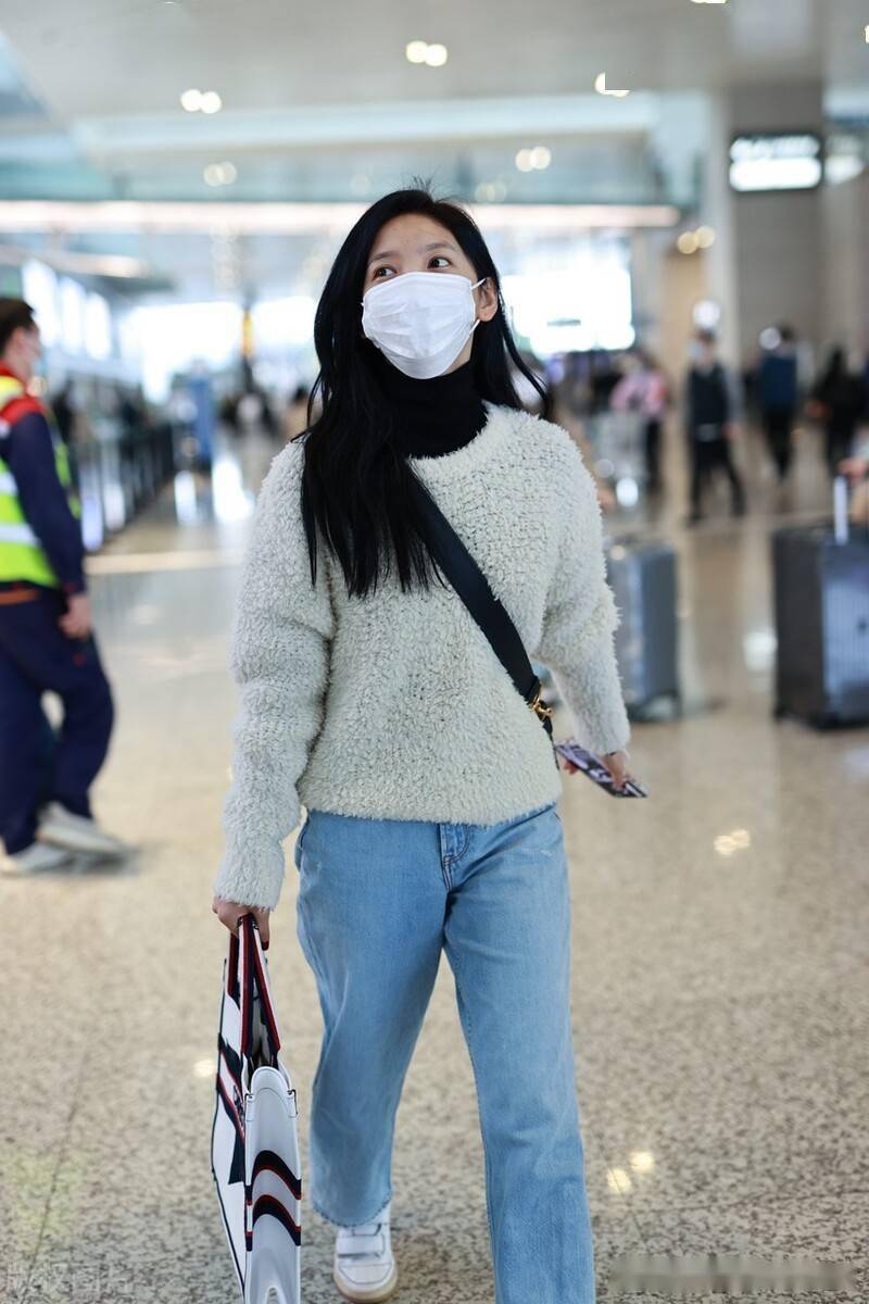 街拍:章若楠穿毛衣搭牛仔裤清新亮丽,一头长发潇洒帅气_机场