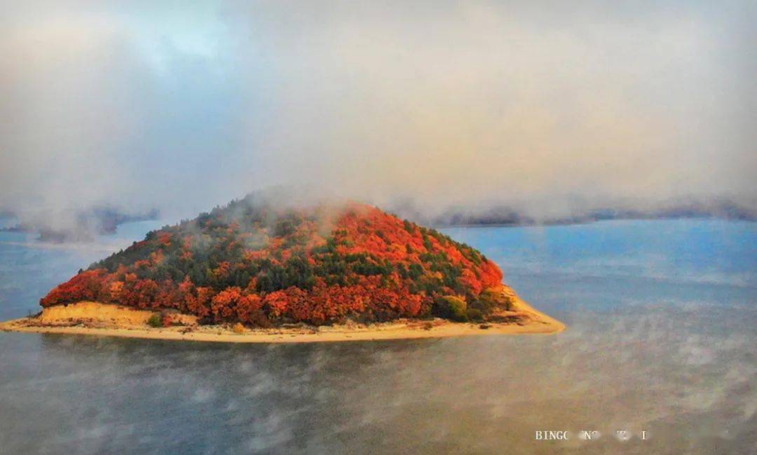 镜泊湖深秋一半金红一半蔚蓝