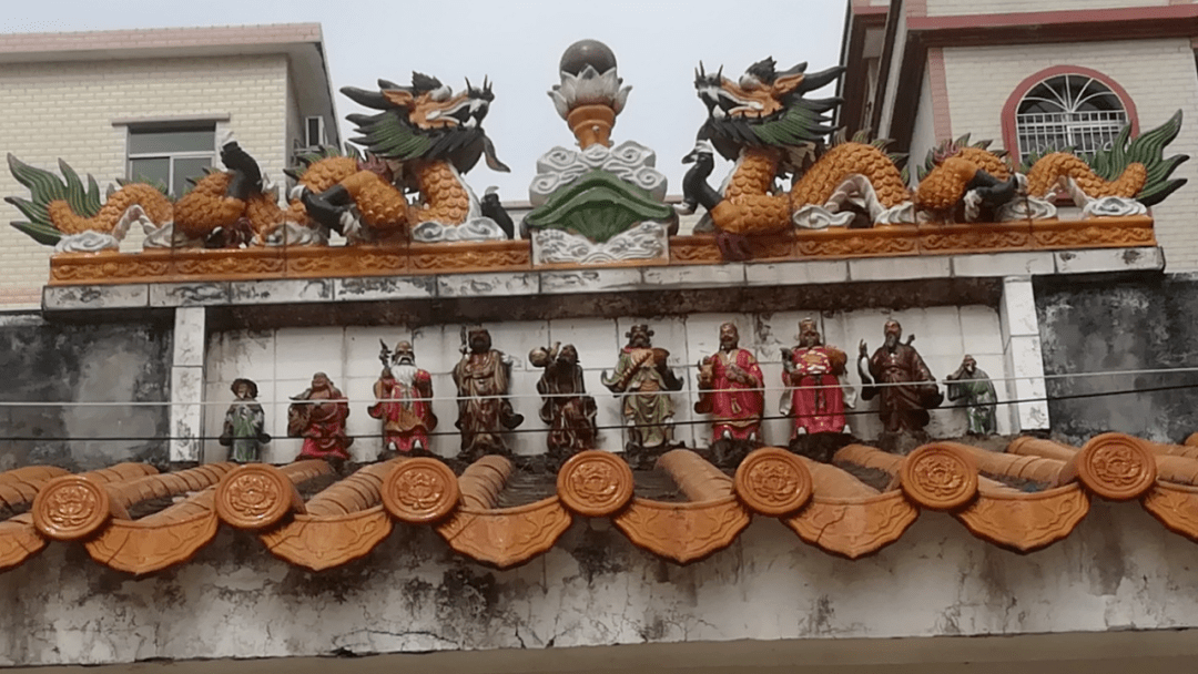 上置陶制双龙戏珠,上厅屋脊则置陶制丹凤朝阳