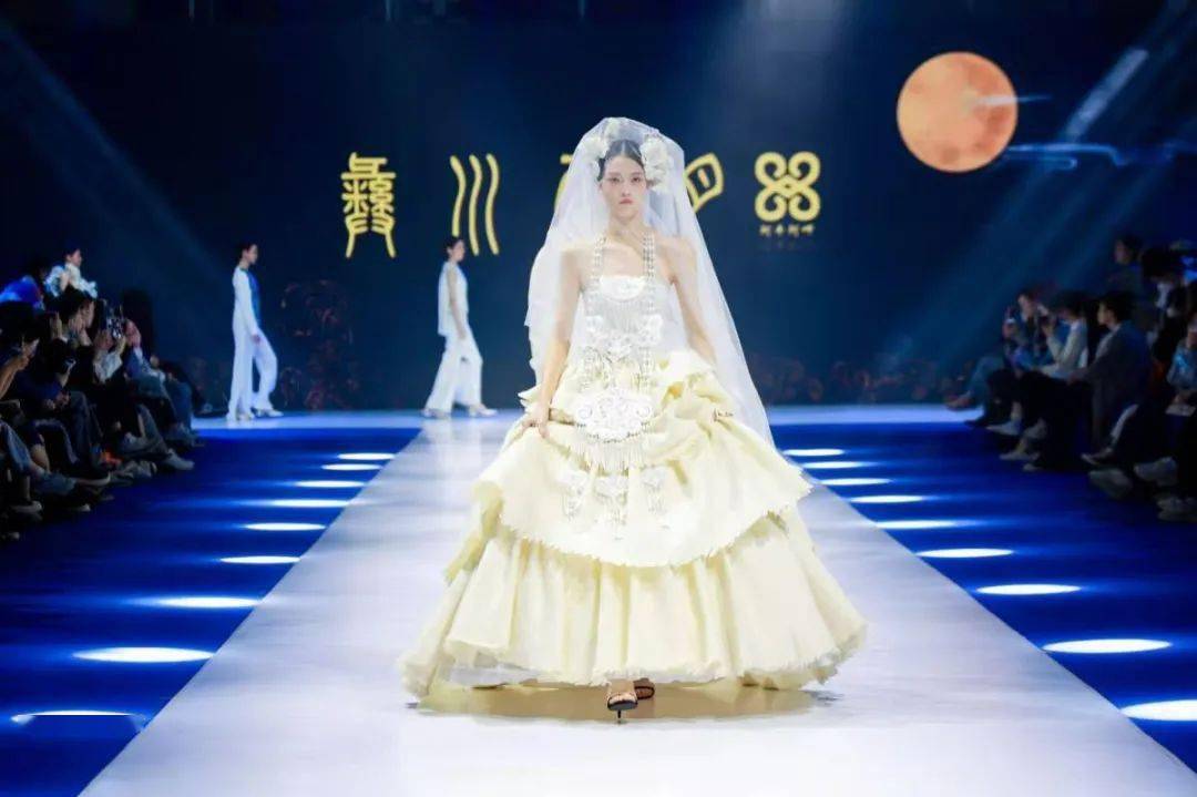 国际会展中心 宁波时尚节 | 凉山服饰秀，惊艳甬城
