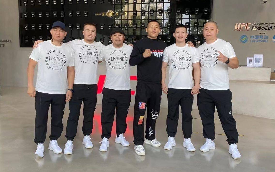 迎战饿狼奇马耶夫李景亮做足地面抱摔准备