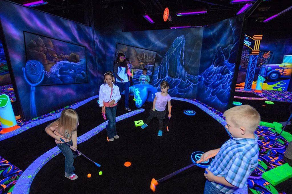 商业娱乐新业态沉浸式夜光迷你高尔夫