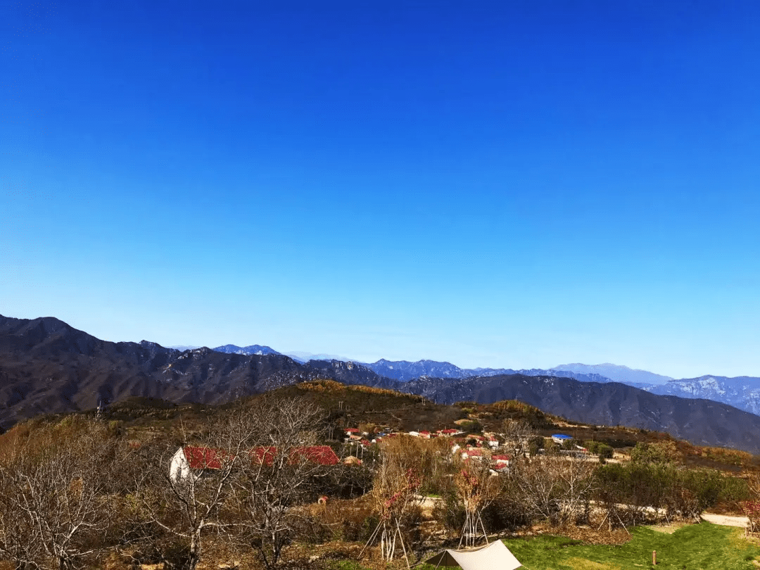 秋色无边,时光静好这璀璨的山岚将一年最好的颜色赐予伴山而生,天地有