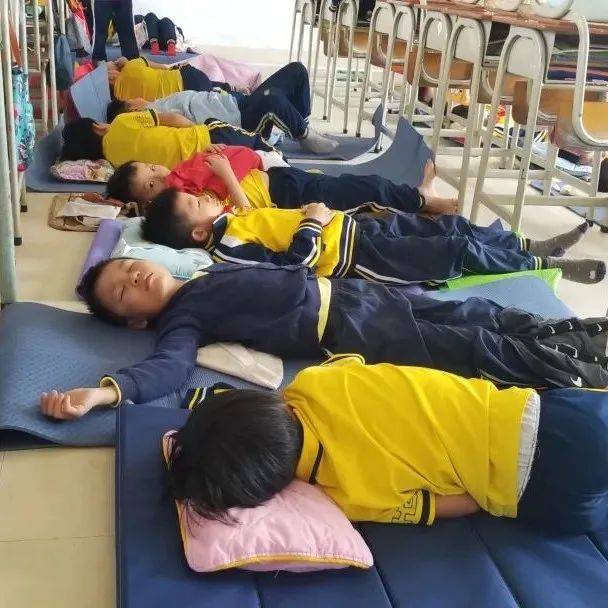 “趴着睡”升级为“躺着睡”！南海这间小学开启学生“幸福午休”_睡眠
