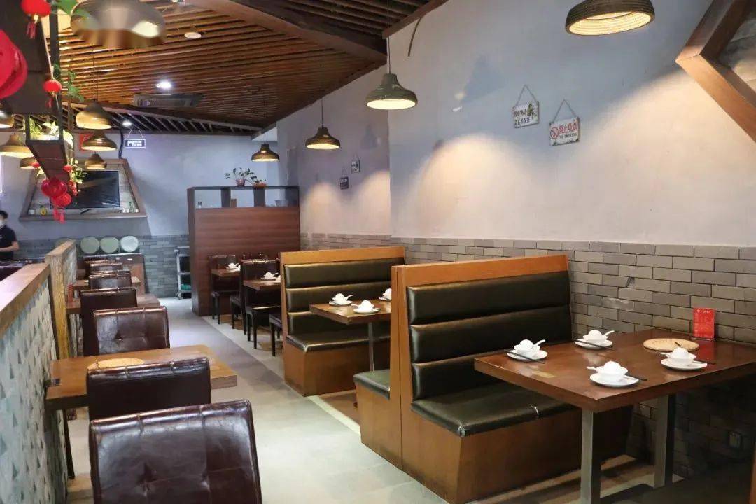 整个餐厅环境明亮开阔,沉稳不跳脱的装饰风格让人一进店就很舒服,温馨