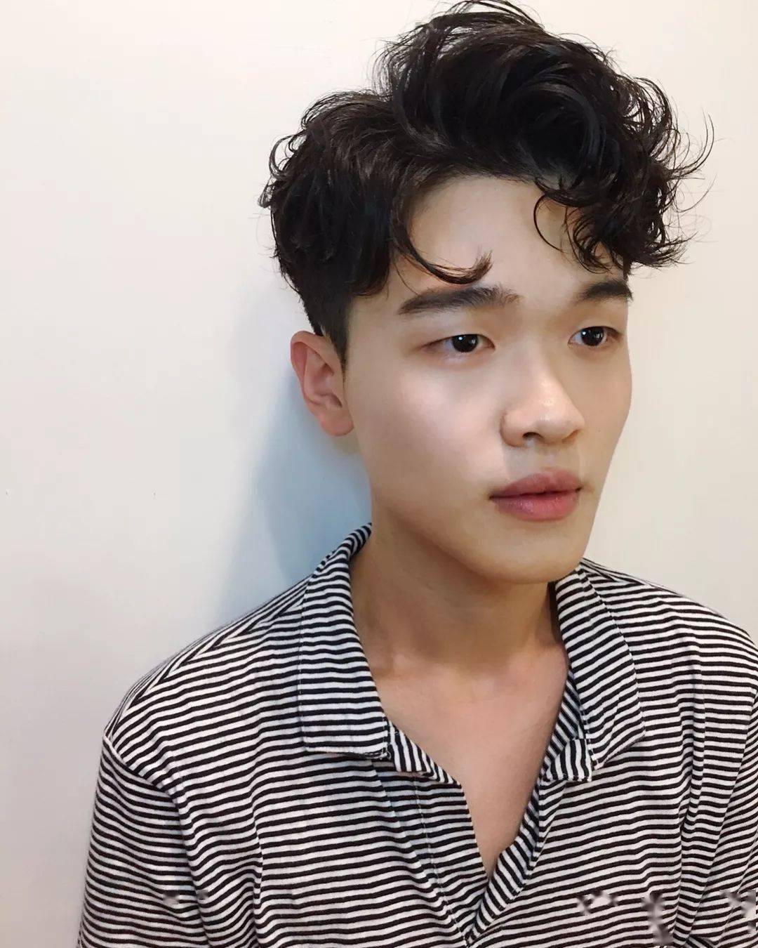 除了目前很流行的锡纸烫稍微大波浪一点的也非常好看有韩剧男主角的