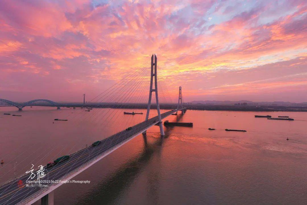 南京北部的四橋(棲霞山長江大橋)同框二橋(八卦洲長江大橋)和也融入了