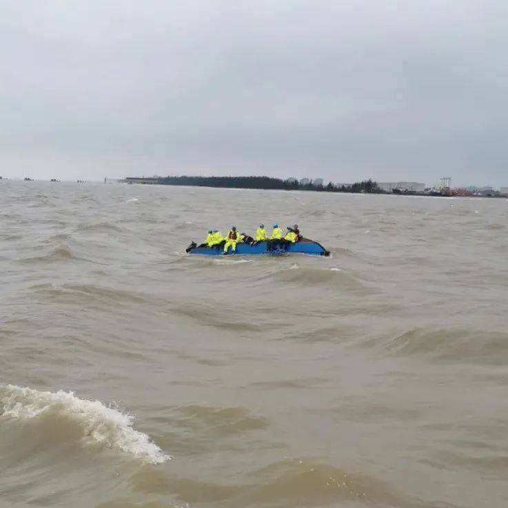 突发！海口一船只被巨浪打翻，船上12人落入海中……_人员
