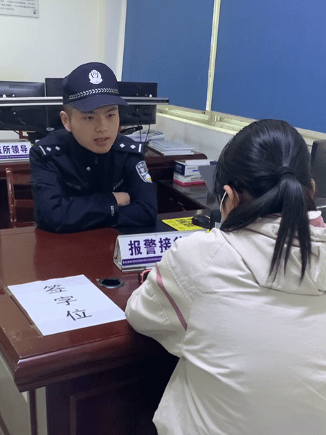 当接警员询问报警人所在位置时,电话就被挂断了,接警员多次回拨电话
