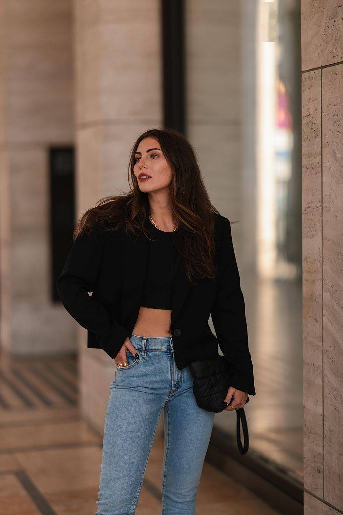 黑色 一点也不古板~黑西装才是“时髦精”必备的“万金油”单品！