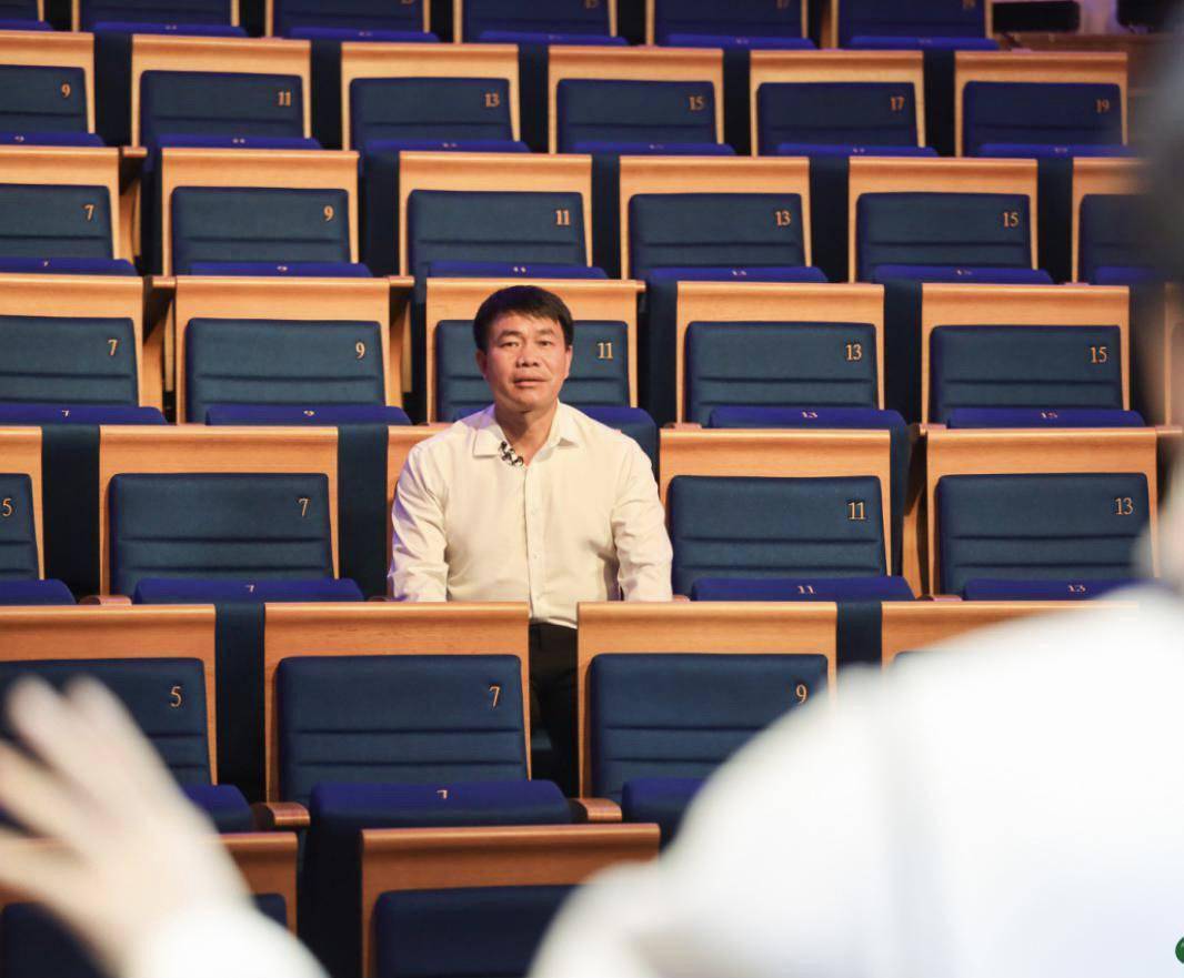 英模|综艺 | 打造国内首个无人拍摄的全沉浸舞台《向你致敬》制片人揭秘幕后报名者