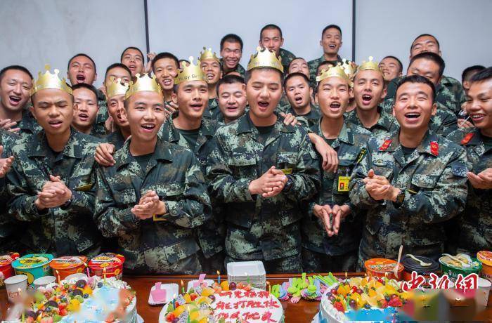 武警广西总队新兵集体过生日 浓浓温情转动力