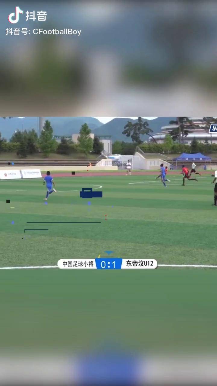 面对大两岁的对手,中国足球小将黄子杰后场狂奔50m破坏对方威胁球