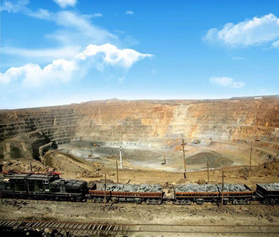 据20世纪末的测定,包头白云鄂博矿含有74种元素,114种矿物,是世界上